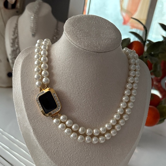 Jewelry - Elegant Pearl Necklace with Black and Gold Accent